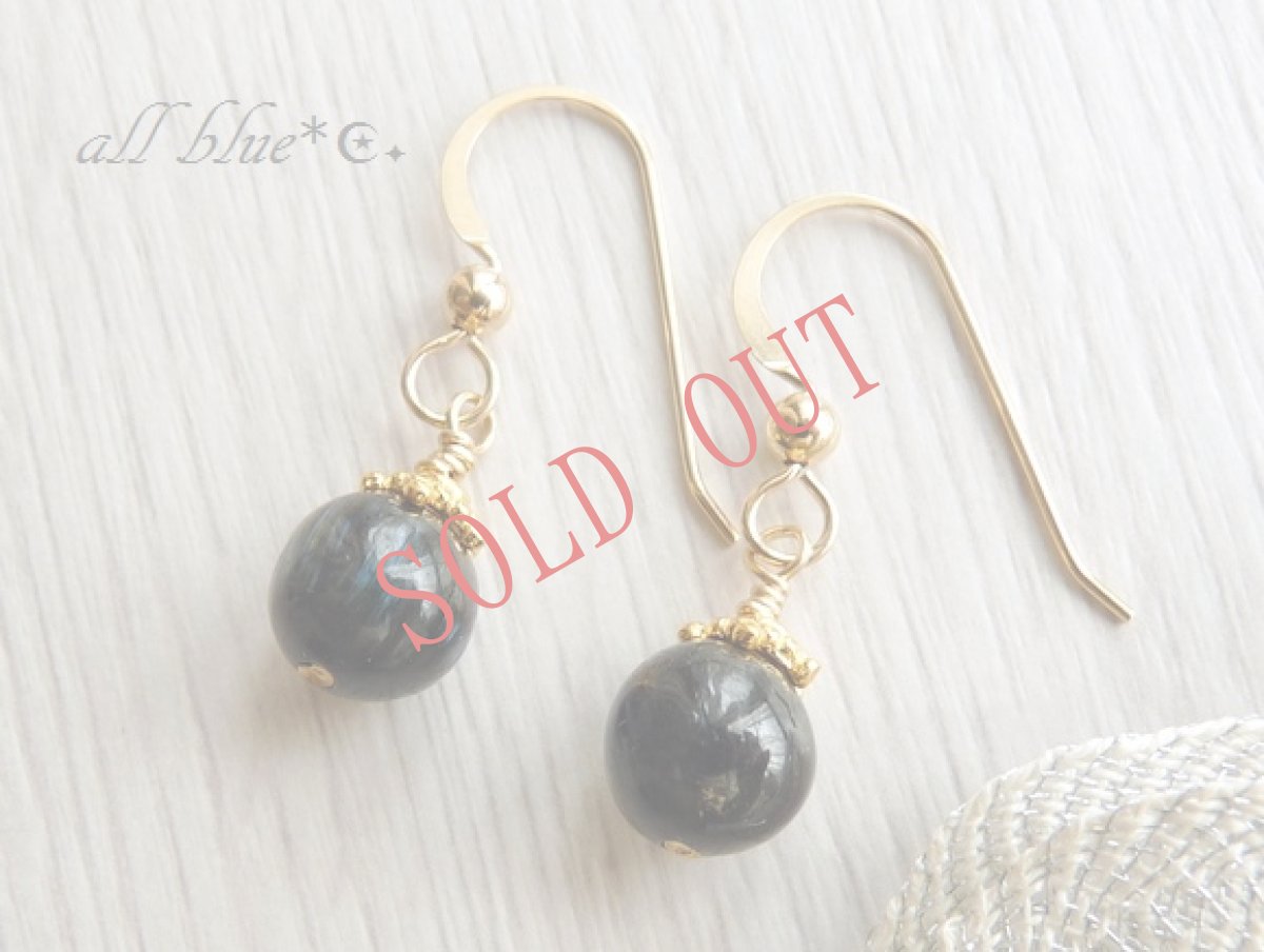 画像2: 再入荷【地球最古の鉱物・魔術師の石】不思議な青い輝きを放つ ヌーマイト　*まるたま*　ピアス　14kgf (2)