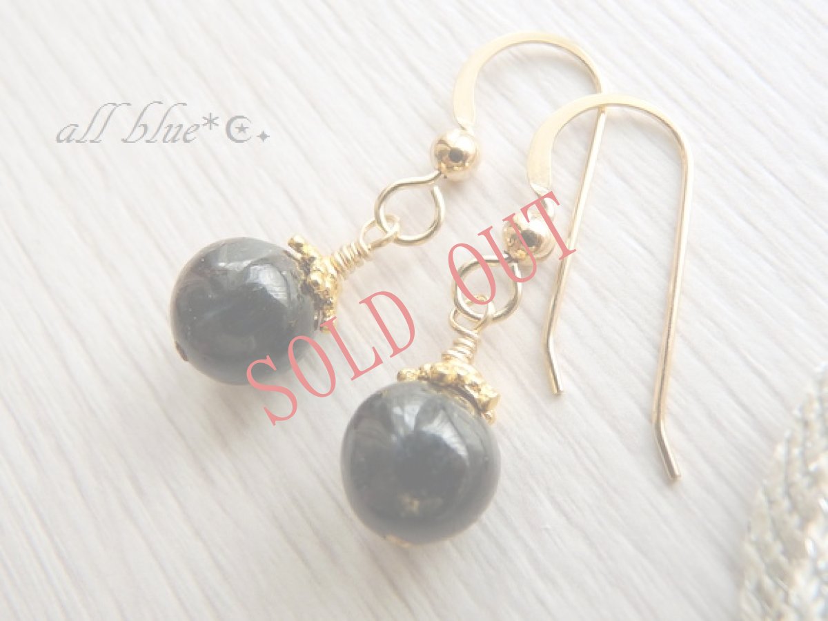 画像4: 再入荷【地球最古の鉱物・魔術師の石】不思議な青い輝きを放つ ヌーマイト　*まるたま*　ピアス　14kgf (4)